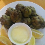 Вареные артишоки со сметанным соусом