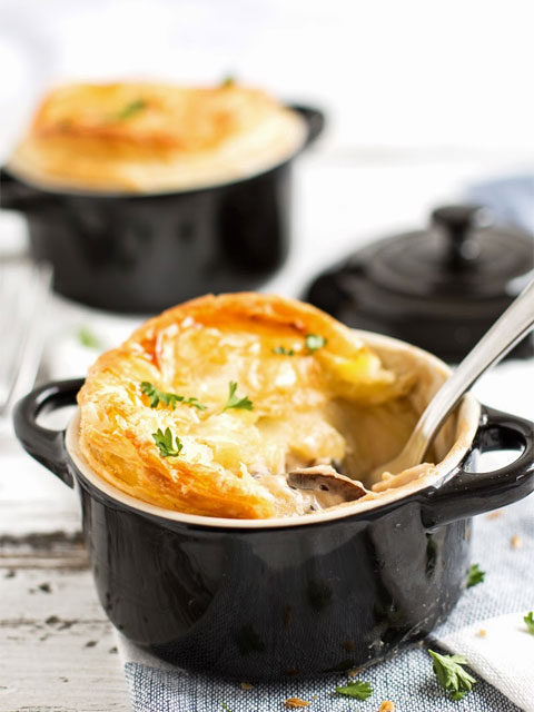 Пирог с курицей и грибами в формочках